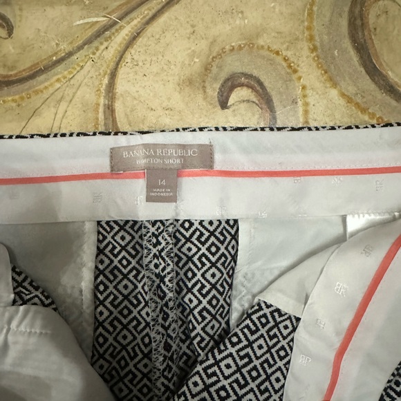BANANA REPUBLIC Black & White Geometric Print Shorts - Picture 3 of 7